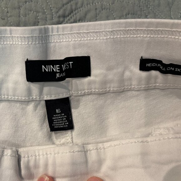 Large Nine West white dressy shorts - Picture 4 of 5